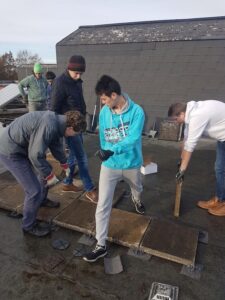 Einrichten der Sternwarte auf dem Dach des Hauptgebäudes