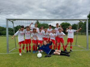 Jungen-Team jubelnd